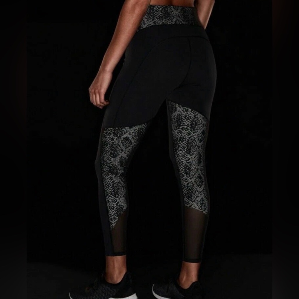 Athleta Stay Fly Reflective 7/8 Tight size XS in Black